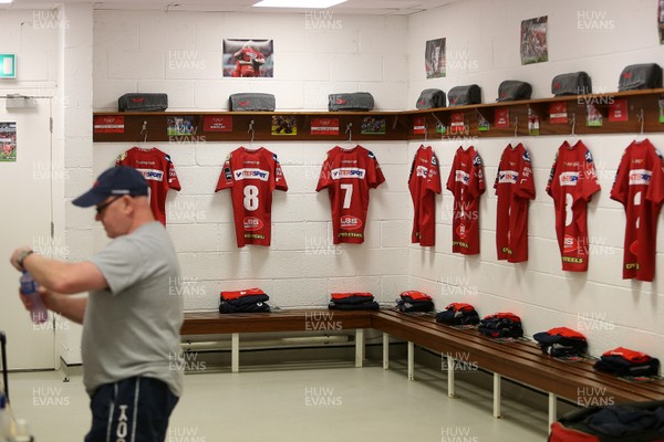 190517 - Leinster v Scarlets - Guinness PRO12 Semi Final - Scarlets changing room