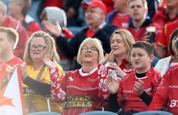 190517 - Leinster v Scarlets - Guinness PRO12 Semi Final - Scarlets fans cheer as the players warm up