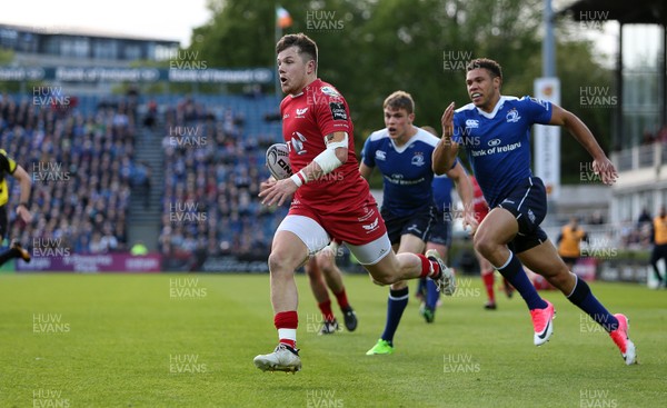 190517 - Leinster v Scarlets - Guinness PRO12 Semi Final - Steff Evans of Scarlets runs in to score a try