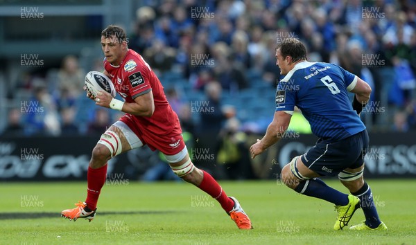 190517 - Leinster v Scarlets - Guinness PRO12 Semi Final - Aaron Shingler of Scarlets makes a break