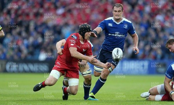 190517 - Leinster v Scarlets - Guinness PRO12 Semi Final - James Davies of Scarlets passes to Steff Evans