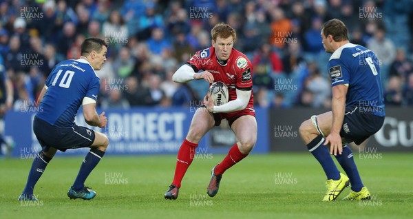 190517 - Leinster v Scarlets - Guinness PRO12 Semi Final - Rhys Patchell of Scarlets is challenged by Johnny Sexton and Rhys Ruddock of Leinster