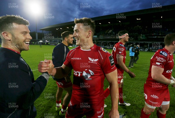 190517 - Leinster v Scarlets - Guinness PRO12 Semi Final - Gareth Daviess and Jonathan Davies of Scarlets celebrate at full time