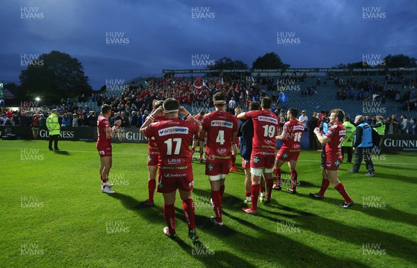 190517 - Leinster v Scarlets - Guinness PRO12 Semi Final - Scarlets thank the fans at full time