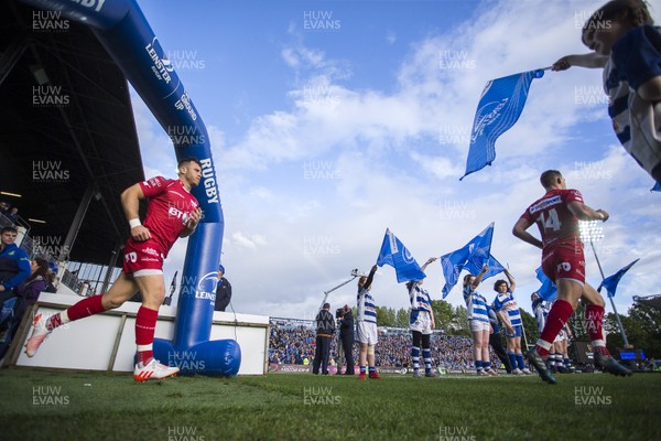 190517 - Leinster v Scarlets - Guinness PRO12 Semi Final - Gareth Daviess of Scarlets runs onto the pitch