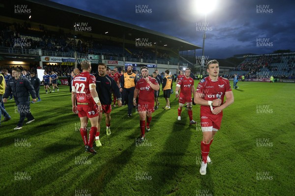 190517 - Leinster v Scarlets - Guinness PRO12 Semi Final - Scarlets thank the fans at full time