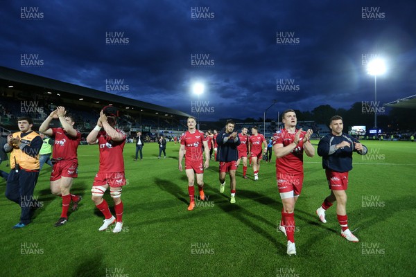 190517 - Leinster v Scarlets - Guinness PRO12 Semi Final - Scarlets thank the fans at full time