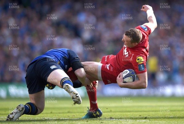 210418 - Leinster v Scarlets - European Rugby Champions Cup Semi Final - Hadleigh Parkes of Scarlets takes on Joey Carbery of Leinster