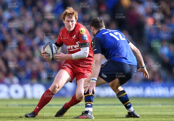210418 - Leinster v Scarlets - European Rugby Champions Cup Semi Final - Rhys Patchell of Scarlets takes on Robbie Henshaw of Leinster