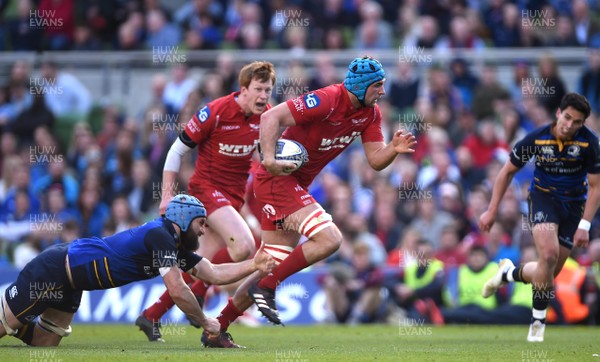 210418 - Leinster v Scarlets - European Rugby Champions Cup Semi Final - Tadhg Beirne of Scarlets runs in to score try