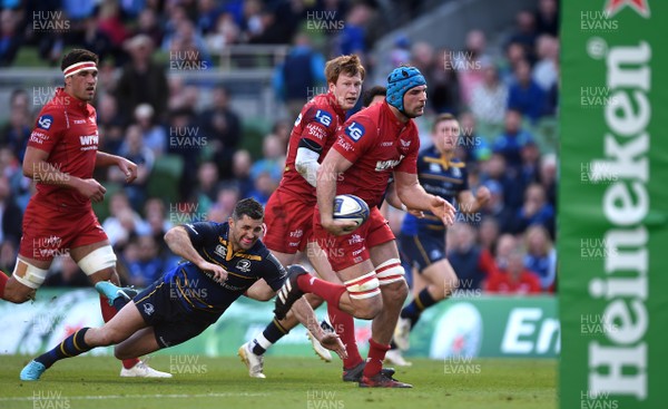 210418 - Leinster v Scarlets - European Rugby Champions Cup Semi Final - Tadhg Beirne of Scarlets runs in to score try