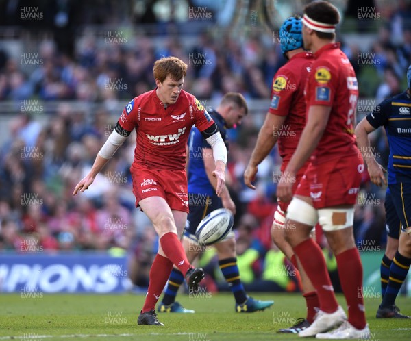 210418 - Leinster v Scarlets - European Rugby Champions Cup Semi Final - Rhys Patchell of Scarlets takes a quick conversion