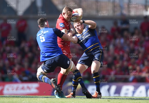 210418 - Leinster v Scarlets - European Rugby Champions Cup Semi Final - Hadleigh Parkes of Scarlets is tackled by James Ryan and Sean Cronin of Leinster