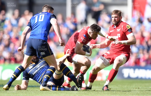 210418 - Leinster v Scarlets - European Rugby Champions Cup Semi Final - Steff Evans of Scarlets is tackled by Scott Fardy of Leinster