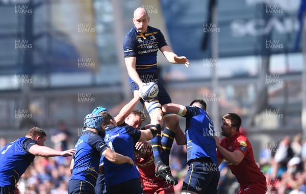 210418 - Leinster v Scarlets - European Rugby Champions Cup Semi Final - Devin Toner of Leinster takes line out ball