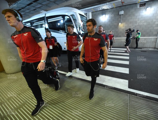 210418 - Leinster v Scarlets - European Rugby Champions Cup Semi Final - Leigh Halfpenny arrives