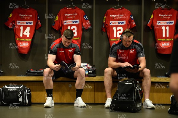 210418 - Leinster v Scarlets - European Rugby Champions Cup Semi Final - Scott Williams and Hadleigh Parkes in the dressing room before kick off