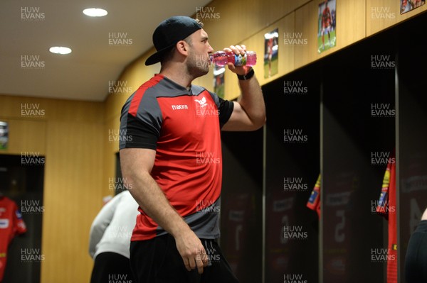 210418 - Leinster v Scarlets - European Rugby Champions Cup Semi Final - Tadhg Beirne of Scarlets in the dressing room before kick off