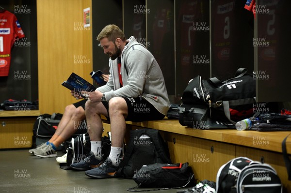 210418 - Leinster v Scarlets - European Rugby Champions Cup Semi Final - John Barclay of Scarlets in the dressing room before kick off