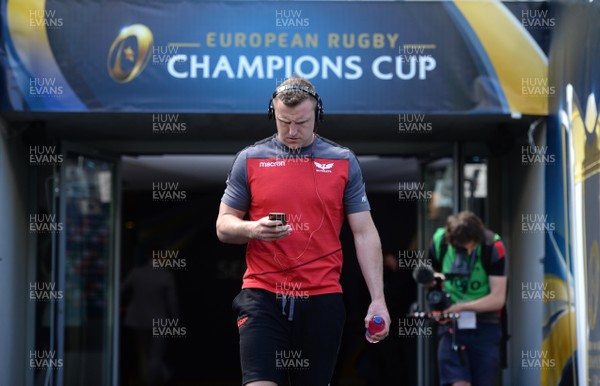 210418 - Leinster v Scarlets - European Rugby Champions Cup Semi Final - Hadleigh Parkes of Scarlets before kick off