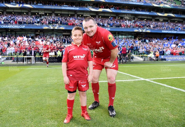 210418 - Leinster v Scarlets - European Rugby Champions Cup Semi Final - Ken Owens of Scarlets leads out his side with mascot