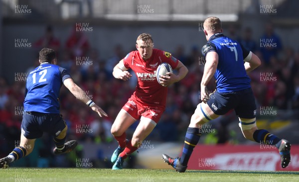 210418 - Leinster v Scarlets - European Rugby Champions Cup Semi Final - Hadleigh Parkes of Scarlets takes on Robbie Henshaw and Dan Leavy of Leinster