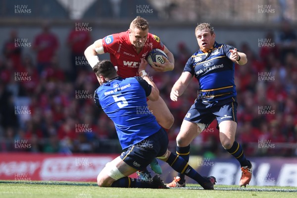 210418 - Leinster v Scarlets - European Rugby Champions Cup Semi Final - Hadleigh Parkes of Scarlets takes on James Ryan of Leinster