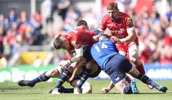210418 - Leinster v Scarlets - European Rugby Champions Cup Semi Final - Steff Evans of Scarlets is tackled by Johnny Sexton and Fergus McFadden of Leinster