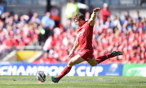 210418 - Leinster v Scarlets - European Rugby Champions Cup Semi Final - Leigh Halfpenny of Scarlets kicks at goal