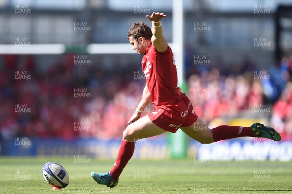 210418 - Leinster v Scarlets - European Rugby Champions Cup Semi Final - Leigh Halfpenny of Scarlets kicks at goal