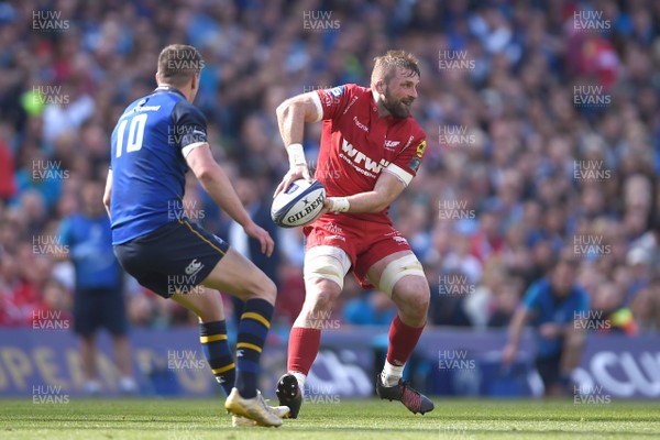 210418 - Leinster v Scarlets - European Rugby Champions Cup Semi Final - John Barclay of Scarlets looks for support