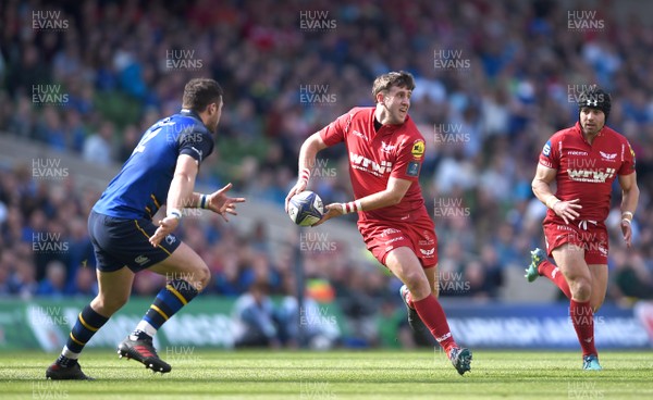 210418 - Leinster v Scarlets - European Rugby Champions Cup Semi Final - Dan Jones of Scarlets looks for support