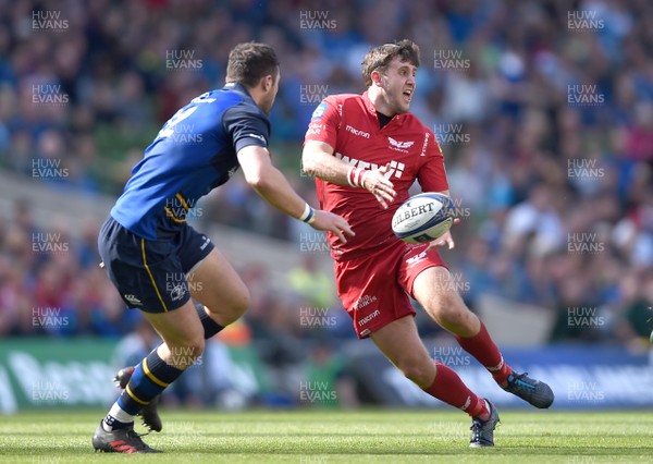 210418 - Leinster v Scarlets - European Rugby Champions Cup Semi Final - Dan Jones of Scarlets looks for support