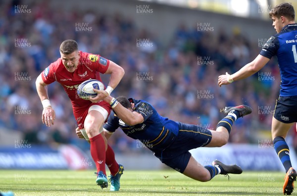210418 - Leinster v Scarlets - European Rugby Champions Cup Semi Final - Scott Williams of Scarlets is tackled by Robbie Henshaw of Leinster
