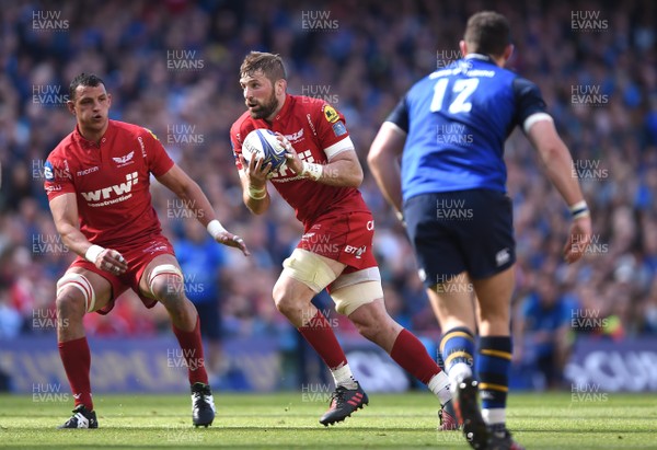 210418 - Leinster v Scarlets - European Rugby Champions Cup Semi Final - John Barclay of Scarlets looks for a gap