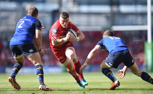 210418 - Leinster v Scarlets - European Rugby Champions Cup Semi Final - Scott Williams of Scarlets looks for a way between Sean Cronin and Garry Ringrose of Leinster