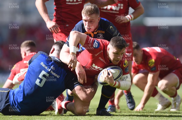 210418 - Leinster v Scarlets - European Rugby Champions Cup Semi Final - Steff Evans of Scarlets is tackled by James Ryan and Sean Cronin of Leinster