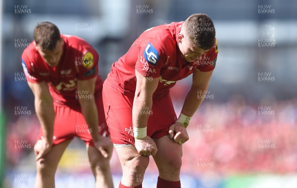 210418 - Leinster v Scarlets - European Rugby Champions Cup Semi Final - Scott Williams of Scarlets looks dejected
