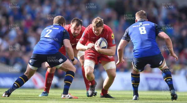 210418 - Leinster v Scarlets - European Rugby Champions Cup Semi Final - James Davies of Scarlets takes on Sean Cronin and Jordi Murphy of Leinster
