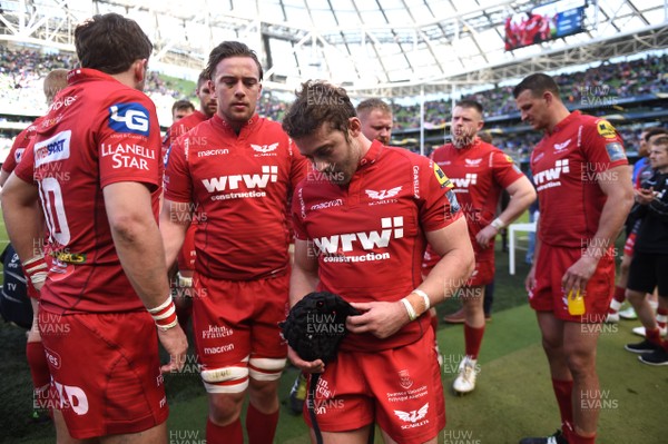 210418 - Leinster v Scarlets - European Rugby Champions Cup Semi Final - Leigh Halfpenny of Scarlets looks dejected at the end of the game