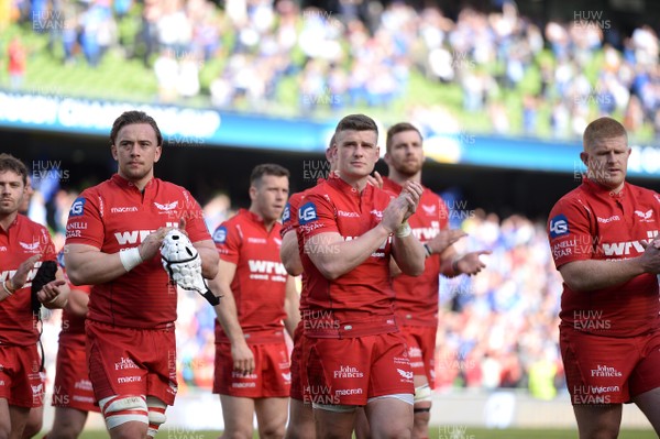 210418 - Leinster v Scarlets - European Rugby Champions Cup Semi Final - Scarlets players look dejected at the end of the game