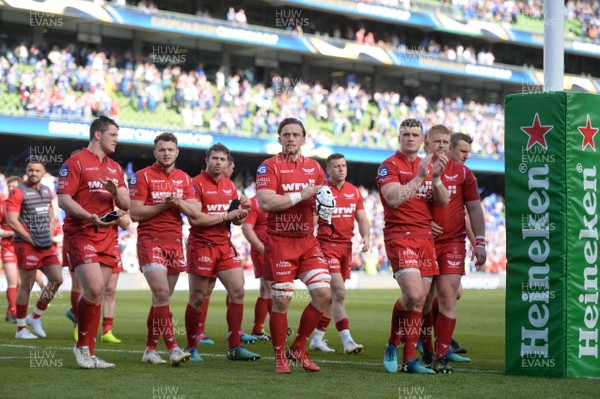 210418 - Leinster v Scarlets - European Rugby Champions Cup Semi Final - Scarlets players look dejected at the end of the game