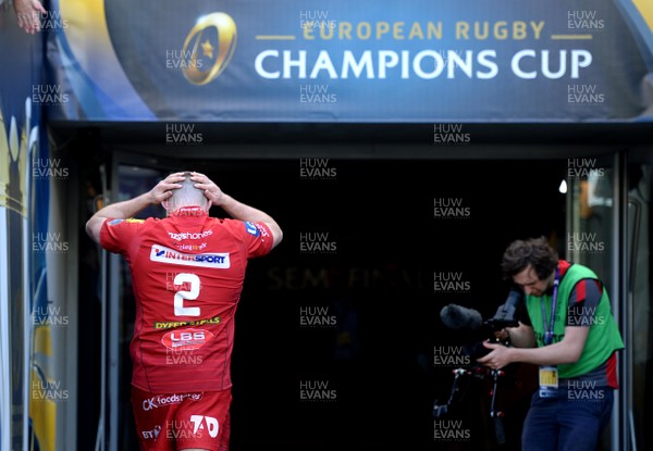 210418 - Leinster v Scarlets - European Rugby Champions Cup Semi Final - Ken Owens of Scarlets leaves the pitch