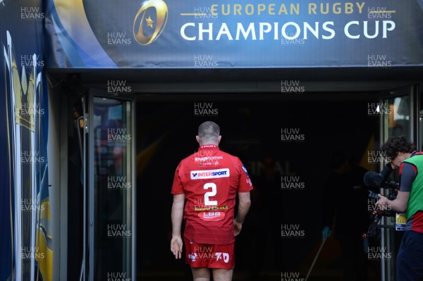 210418 - Leinster v Scarlets - European Rugby Champions Cup Semi Final - Ken Owens of Scarlets leaves the pitch