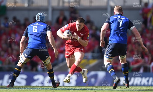 210418 - Leinster v Scarlets - European Rugby Champions Cup Semi Final - Rob Evans of Scarlets takes on Scott Fardy of Leinster