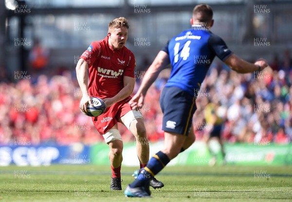 210418 - Leinster v Scarlets - European Rugby Champions Cup Semi Final - James Davies of Scarlets takes on Fergus McFadden of Leinster