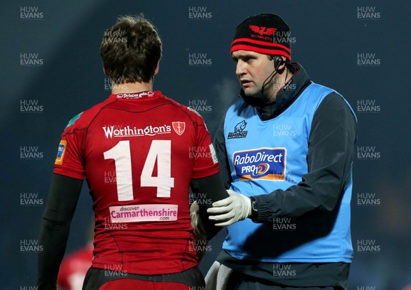 230213 Leinster v Scarlets - RaboDirect Pro 12 - Scarlets' Nick Reynolds receives attention 