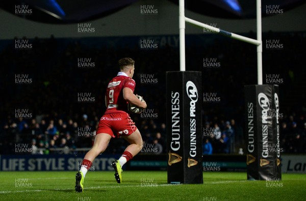 250119 - Leinster v Scarlets - Guinness PRO14 -  Kieran Hardy of Scarlets on his way to scoring his side's first try 
