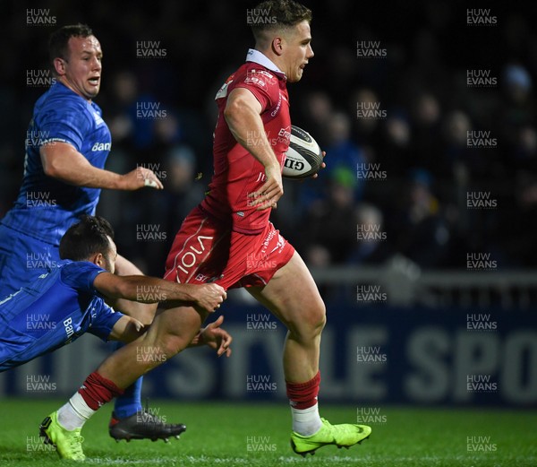 250119 - Leinster v Scarlets - Guinness PRO14 -  Kieran Hardy of Scarlets on his way to scoring his side's second try despite the challenge of Jamison Gibson-Park of Leinster