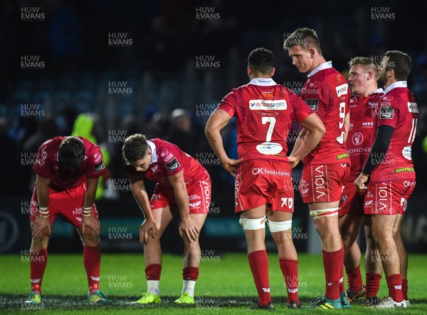 250119 - Leinster v Scarlets - Guinness PRO14 -  Dejected Scarlets players at the end of the match
